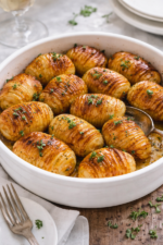 Pommes de terre à la suédoise (Hasselbackspotatis) dans un joli plat blanc