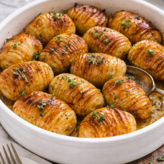 Pommes de terre à la suédoise (Hasselbackspotatis) dans un joli plat blanc