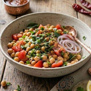 Délicieuse assiette de Salade indienne de pois chiches à la coriandre et au cumin