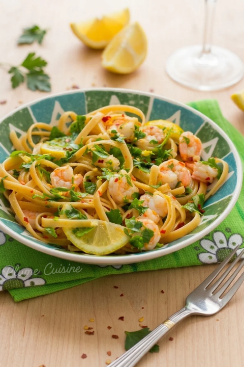 Belle assiette verte de Linguine aux crevettes, ail et citron