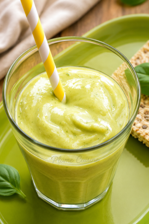 Smoothie à l’avocat dans un grand verrre.