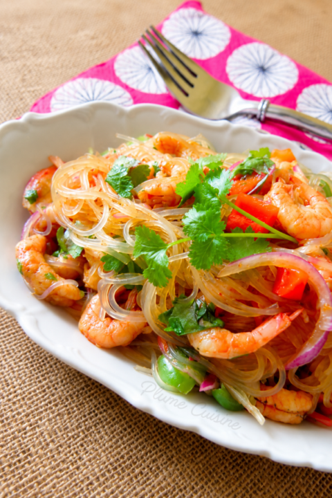 Salade thaï aux crevettes dans un plat