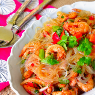 Généreux plat de salade thaï aux crevettes