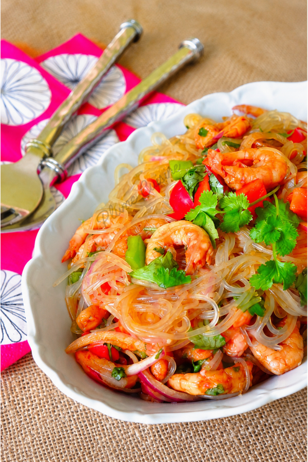 Généreux plat de salade thaï aux crevettes