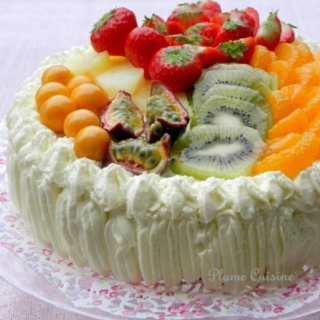 Gâteau Tutti Frutti antillais entrouré de crème et garni de fruits