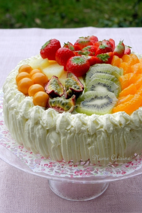 Délicieux gâteau Tutti Frutti antillais entrouré de crème et garni de fruits
