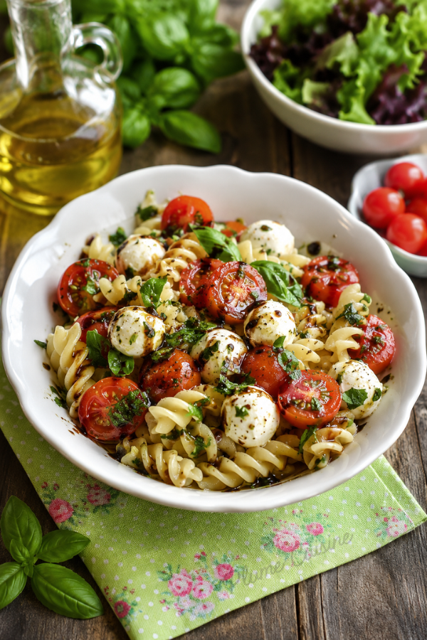 Salade de pâtes tomates et mozzarella dans un bol blanc