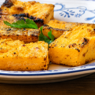 Polenta grillée coupée en carrés