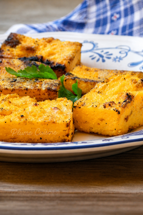 Polenta grillée coupée en carrés
