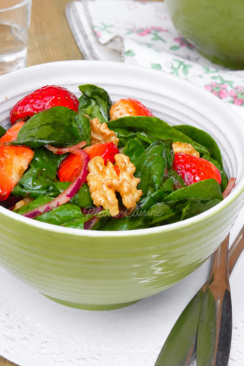 Salade d'épinards et de fraises dans un joli bol