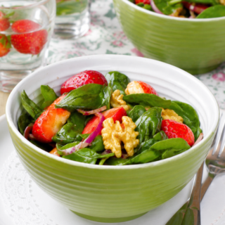 Salade d'épinards et de fraises dans des bols verts