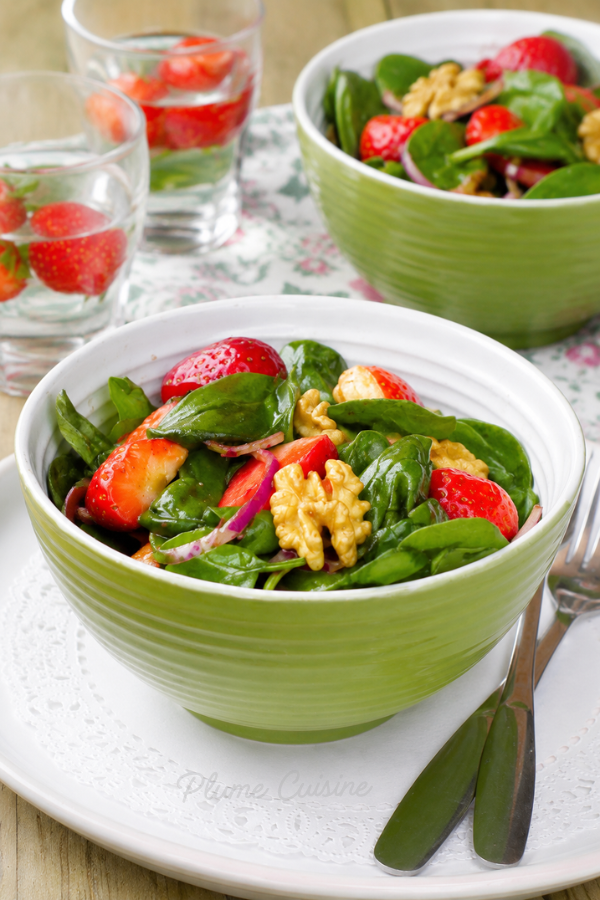 Salade d'épinards et de fraises dans des bols verts