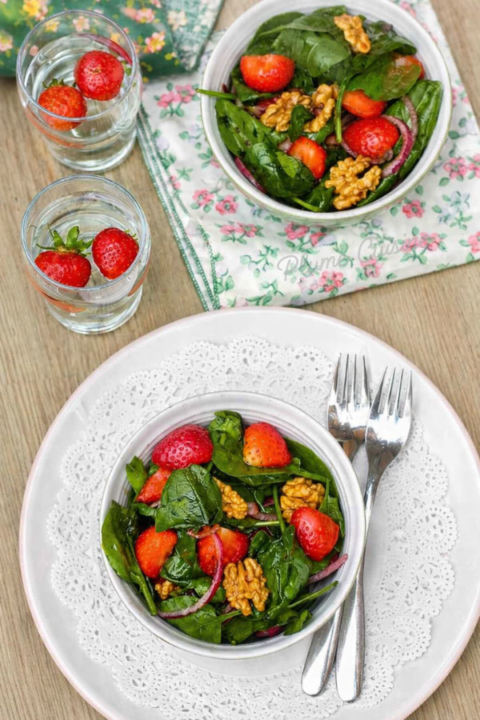 Salade d'épinards et de fraises présentée dans deux bols