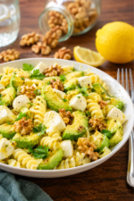 Assiette généreuse de salade de pâtes, avocat, mozzarella et noix