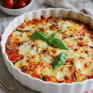 Gros plan sur des lasagnes de courgettes à la mozzarella