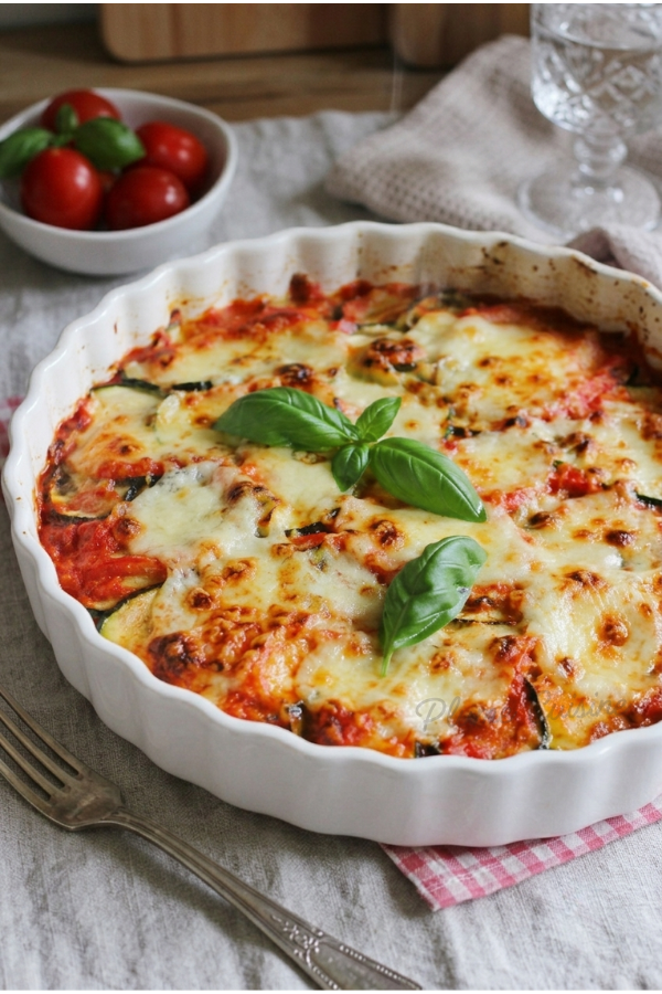Gros plan sur des lasagnes de courgettes à la mozzarella