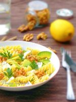 Salade-pâtes-mozzarella-avocat-noix