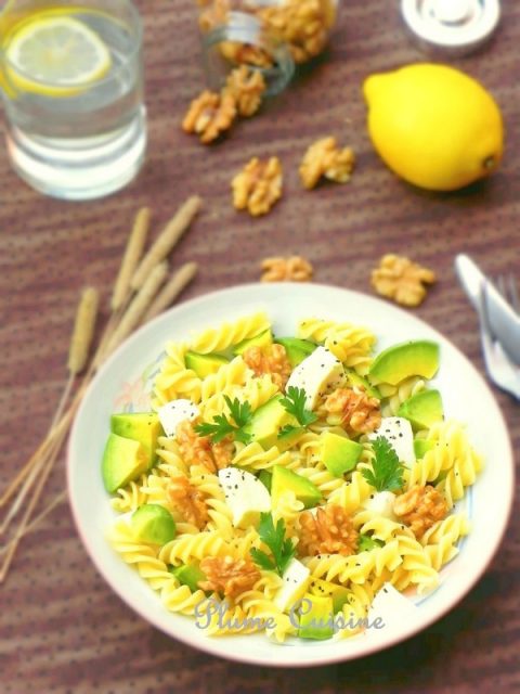 Salade-pâtes-mozzarella-avocat-noix