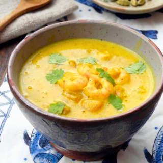Bol avec sauce crémeuse de crevettes au curry et lait de coco