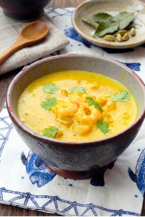 Crevettes express au curry et lait de coco dans un bol