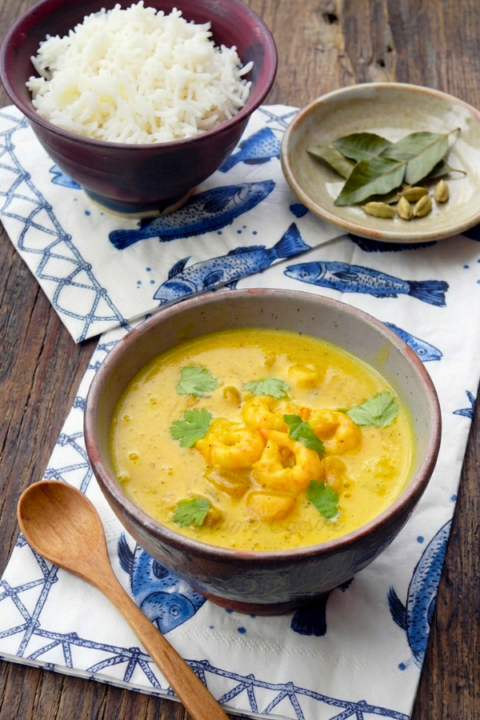 Crevettes express au curry et lait de coco accompagnées d'un bol de riz