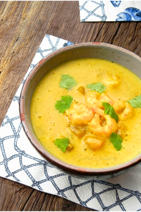 Crevettes express au curry et lait de coco photographiées en gros plan.