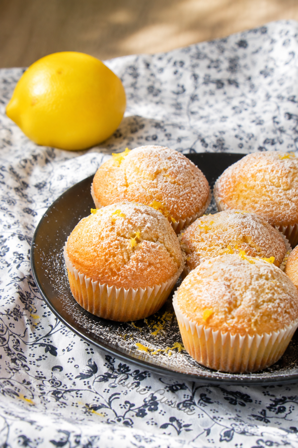 Muffins au citron sur une belle assiette noire