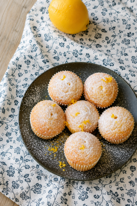 Muffins au citron sur une assiette noire