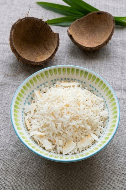 Riz au lait de coco dans un bol
