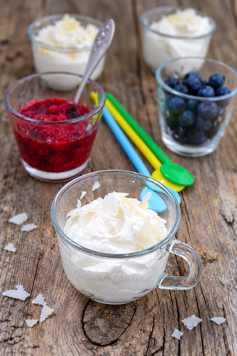 Mousse au coco et coulis de fruits