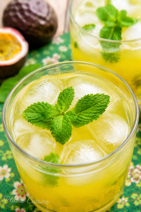 Cocktail fruits de la passion sans alcool dans des verres décorés d'une feuille de menthe