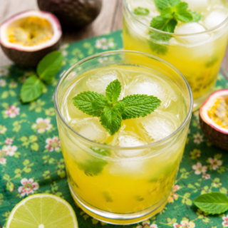 Deux verres de Cocktail fruits de la passion sans alcool