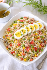 Salade de riz classique au thon dans un joli bol