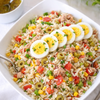 Salade de riz classique au thon dans un joli bol
