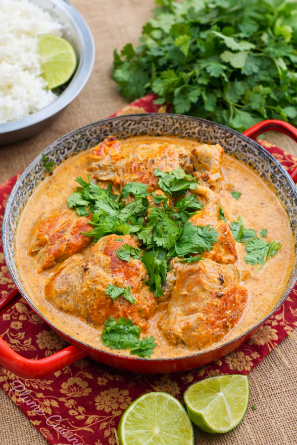 Poulet thaï coco crémeux avec morceaux de poulet dorés, sauce au lait de coco