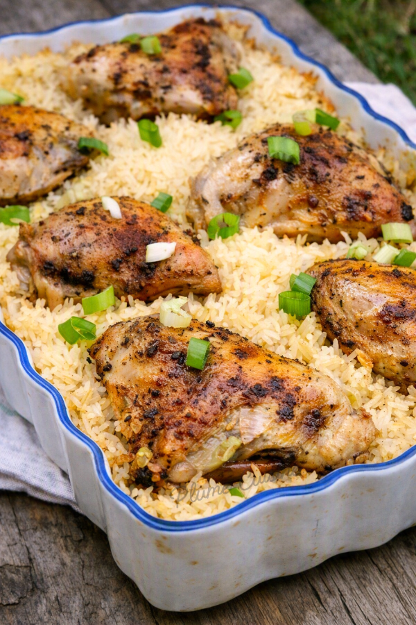 Riz au poulet au four dans un plat rectangulaire
