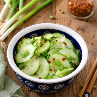 Salade de concombre Thaï en tranches fines.