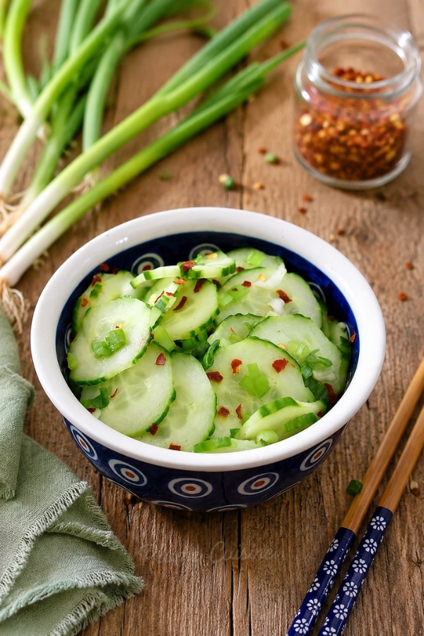 Salade de concombre Thaï en tranches fines.
