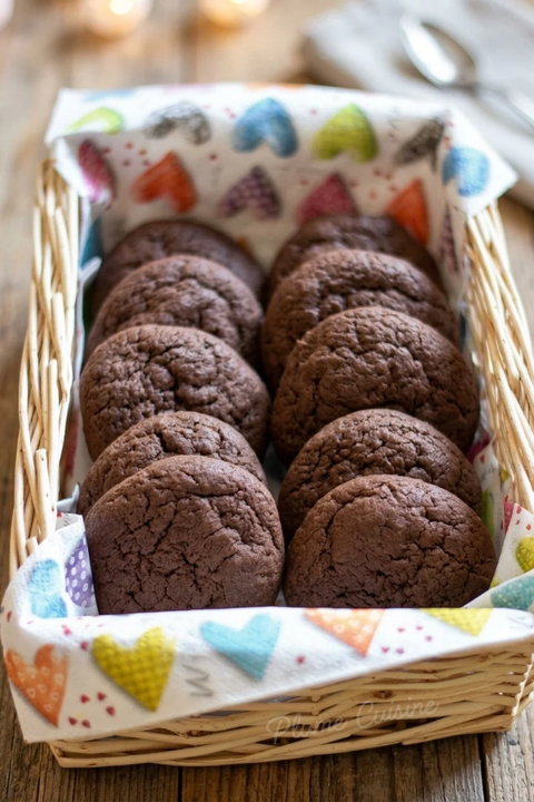 Biscuits au chocolat faciles dans une corbeille en osier.