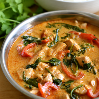Poulet au curry thaï, sauce onctueuse et riz blanc.