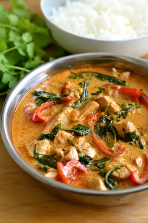 Poulet au curry thaï, sauce onctueuse et riz blanc.