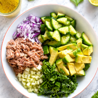Salade à l'avocat et au thon dans une assiette