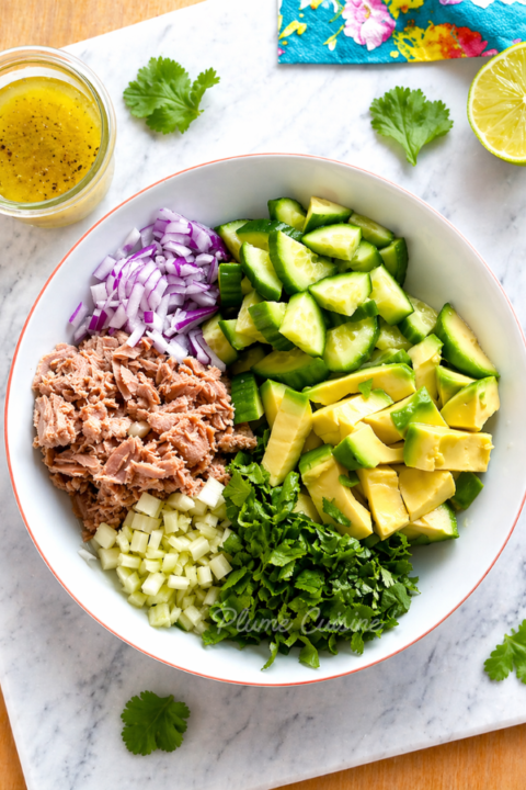 Salade à l'avocat et au thon dans une assiette