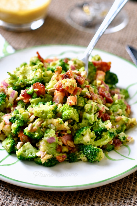 Salade de brocoli à l'avocat et aux lardons sur une assiette blanche