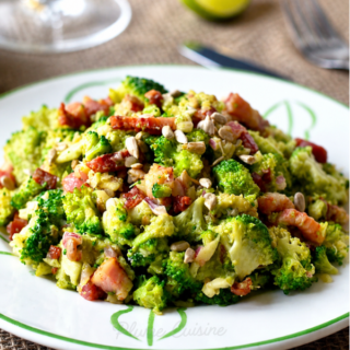 Assiette de Salade de brocoli à l'avocat et aux lardons