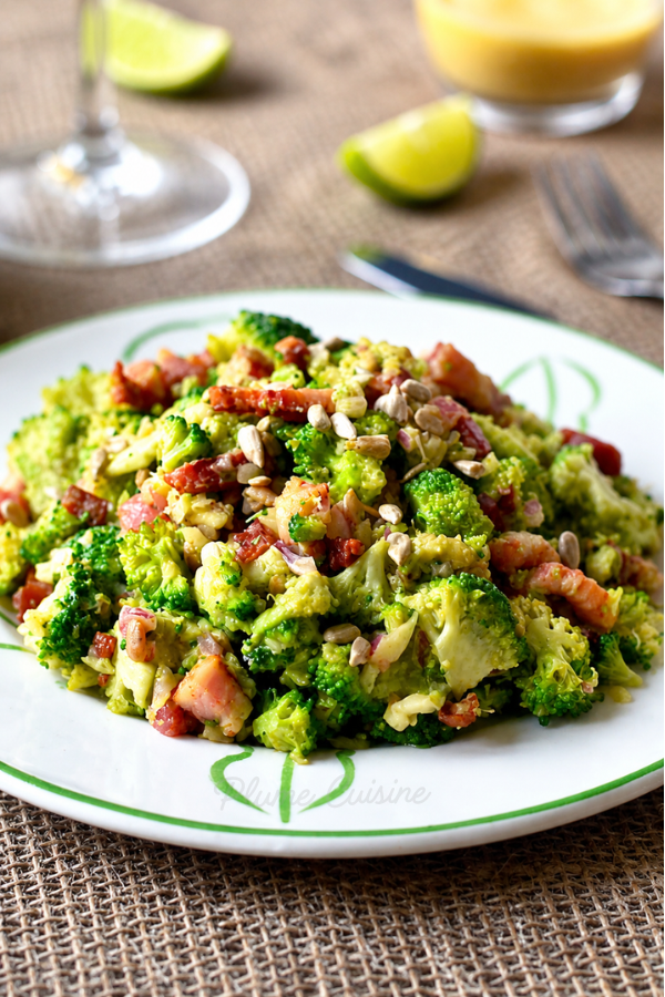 Assiette de Salade de brocoli à l'avocat et aux lardons