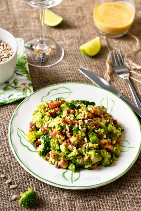 Belle assiette de Salade de brocoli à l'avocat et aux lardons