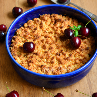Crumble aux cerises délicieux servi dans un plat bleu