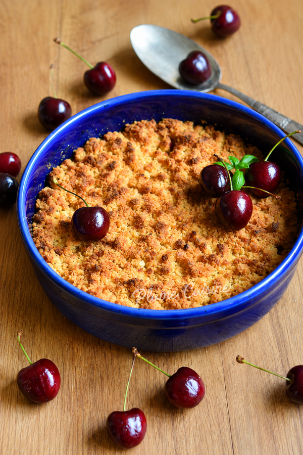 Crumble aux cerises délicieux servi dans un plat bleu