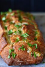 Pain à partager garni de fromage fondant pour l'apéritif